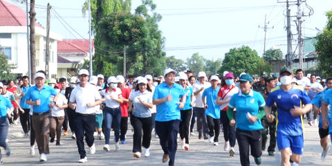 Đăk Hà trên 700 người tham gia ngày chạy Olympic vì sức khỏe toàn dân