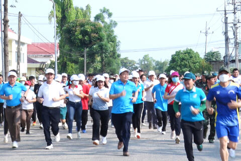 Đăk Hà trên 700 người tham gia ngày chạy Olympic vì sức khỏe toàn dân