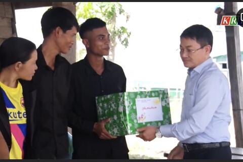 Đăk Hà thăm, tặng quà các hộ gia đình di dân đến huyện Ia H’Drai