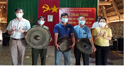 Đăk Hà – Trao tặng 2 bộ cồng chiêng cho thôn đồng bào DTTS