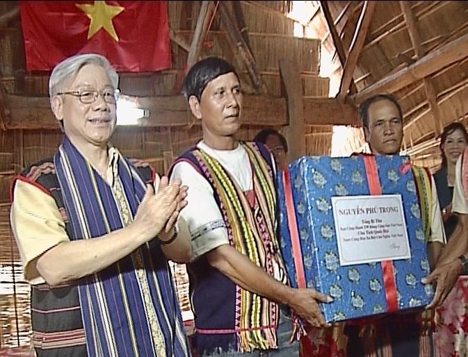 Tổng Bí thư Nguyễn Phú Trọng tặng quà cho bà con làng Đăk Mút, xã Đăk Mar, huyện Đăk Hà (năm 2011)