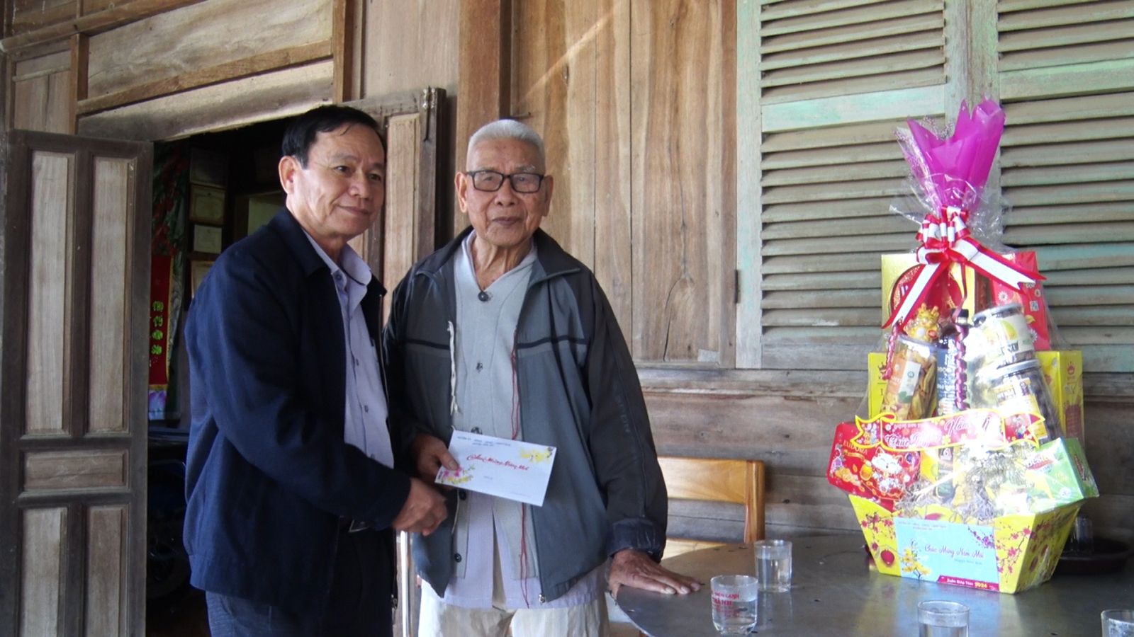 Đồng chí Hà Tiến – PBT Huyện ủy, Chủ tịch UBND huyện thăm, tặng quà Tết các gia đình chính sách, người có công