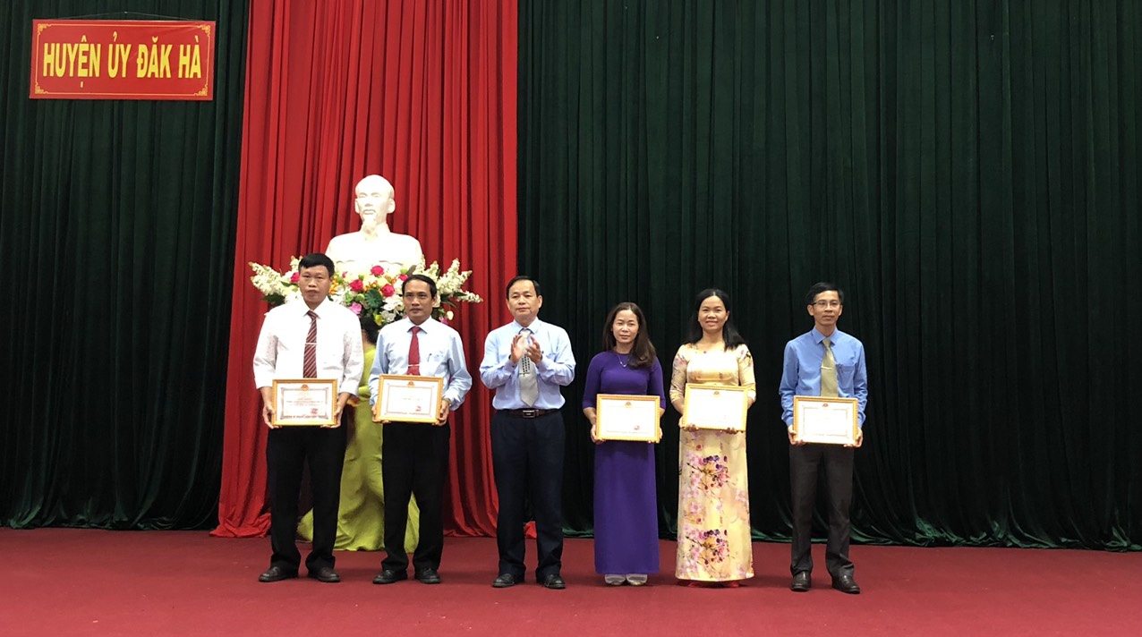 Khen thưởng các tập thể, cá nhân có thành tích xuất sắc trong công tác tổ chức Đại hội TDTT huyện Đăk Hà lần thứ VII