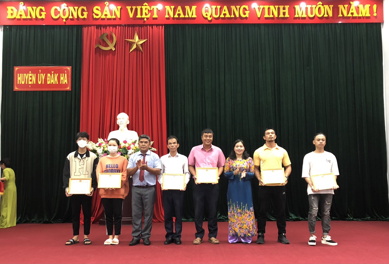 Khen thưởng các VĐV xuất sắc trong tham gia thi đấu tại Đại hội TDTT tỉnh Kon Tum lần thứ VII