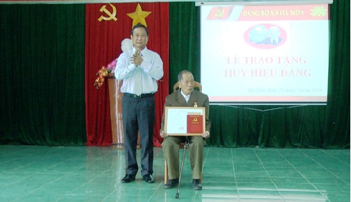 Trao Huy hiệu 45 năm và  70 năm tuổi Đảng tại xã Hà Mòn