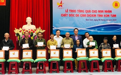 Hội Doanh nhân trẻ Việt Nam tặng quà cho nạn nhân chất độc da cam