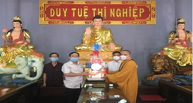 Thăm tặng quà các cơ sở Phật giáo, Tịnh xá nhân dịp lễ Phật đản