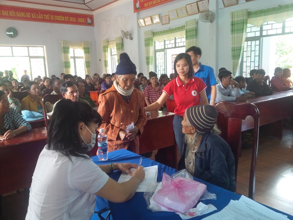 Đăk Hà - Khám chữa bệnh, cấp phát thuốc miễn phí cho người nghèo tại xã Ngọk Réo