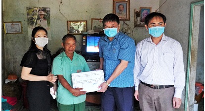 Chủ tịch Ủy ban MTTQ Việt Nam tỉnh Nguyễn Trung Hải thăm, tặng quà gia đình có công tiêu biểu tại huyện Đăk Hà