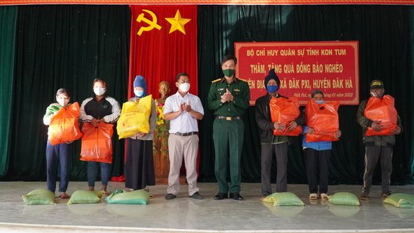 Bộ chỉ huy quân sự tỉnh tặng quà tại huyện Đăk Hà
