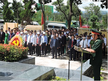 Đăk Hà: Đoàn Đại biểu tham dự Đại hội Đảng bộ huyện lần thứ VI  Viếng Nghĩa trang Liệt sĩ huyện