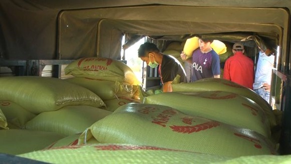 Đăk Hà  hỗ trợ hơn 12 tấn gạo cho hộ nghèo