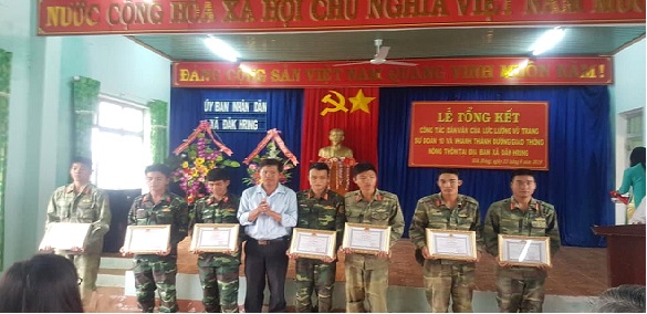 Lực lượng vũ trang Sư đoàn 10 hoàn thành việc giúp nhân dân xây dựng đường giao thông tại xã Đăk Hring, huyện Đăk Hà