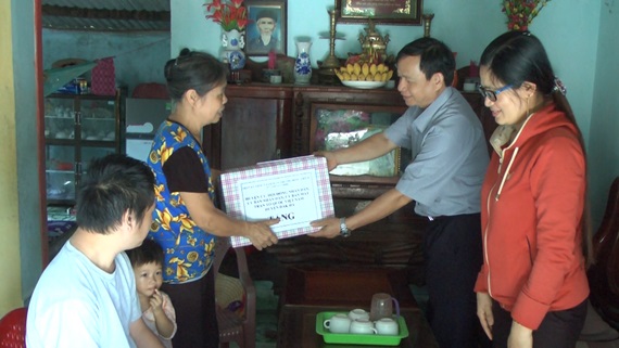 Đồng chí Chủ tịch UBND huyện  thăm, tặng quà gia đình chính sách tại xã Hà Mòn