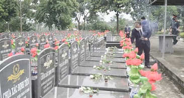 Viếng Nghĩa trang liệt sỹ nhân dịp kỷ niệm 74 năm ngày Thương binh, liệt sĩ