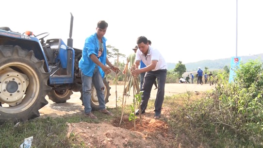 Đăk Hà – Xã Đăk Ngọk sôi nổi hoạt động trồng cây mừng sinh nhật Bác