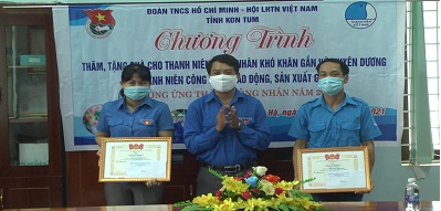 Thăm tặng quà thanh niên, công nhân khó khăn tại huyện Đăk Hà