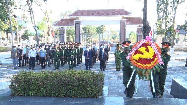 Huyện Đăk Hà đã tổ chức lễ viếng nghĩa trang liệt sỹ huyện