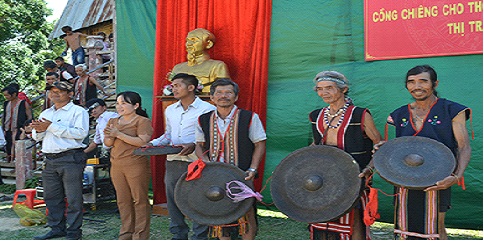 Trao tặng bộ cồng chiêng cho làng Kon Trang Long Loi