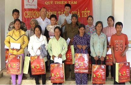 Huyện Đăk Hà tặng 150 suất quà cho hộ nghèo