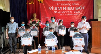 Trao học bổng “Vì em hiếu học” năm học 2021 – 2022 tại huyện Đăk Hà