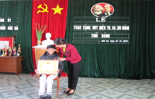 Phó Bí thư Thường trực Tỉnh ủy Y Mửi trao Huy hiệu đảng tại thị trấn Đăk Hà
