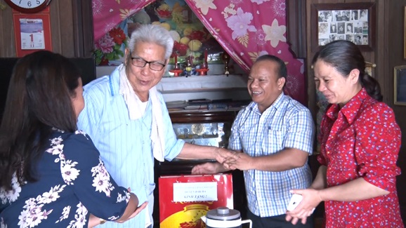 Thăm, tặng quà Đảng viên lão thành nhân dịp Đại hội Đại biểu Đảng bộ huyện lần thứ 6
