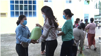 Đăk Hà - Trao quà hỗ trợ hội viên phụ nữ đặc biệt khó khăn