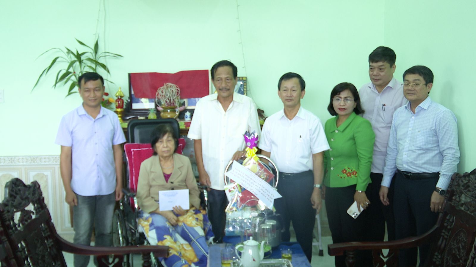 Đồng chí Bí thư Tỉnh ủy Dương Văn Trang tặng quà các gia đình chính sách, người có công tại huyện Đăk Hà